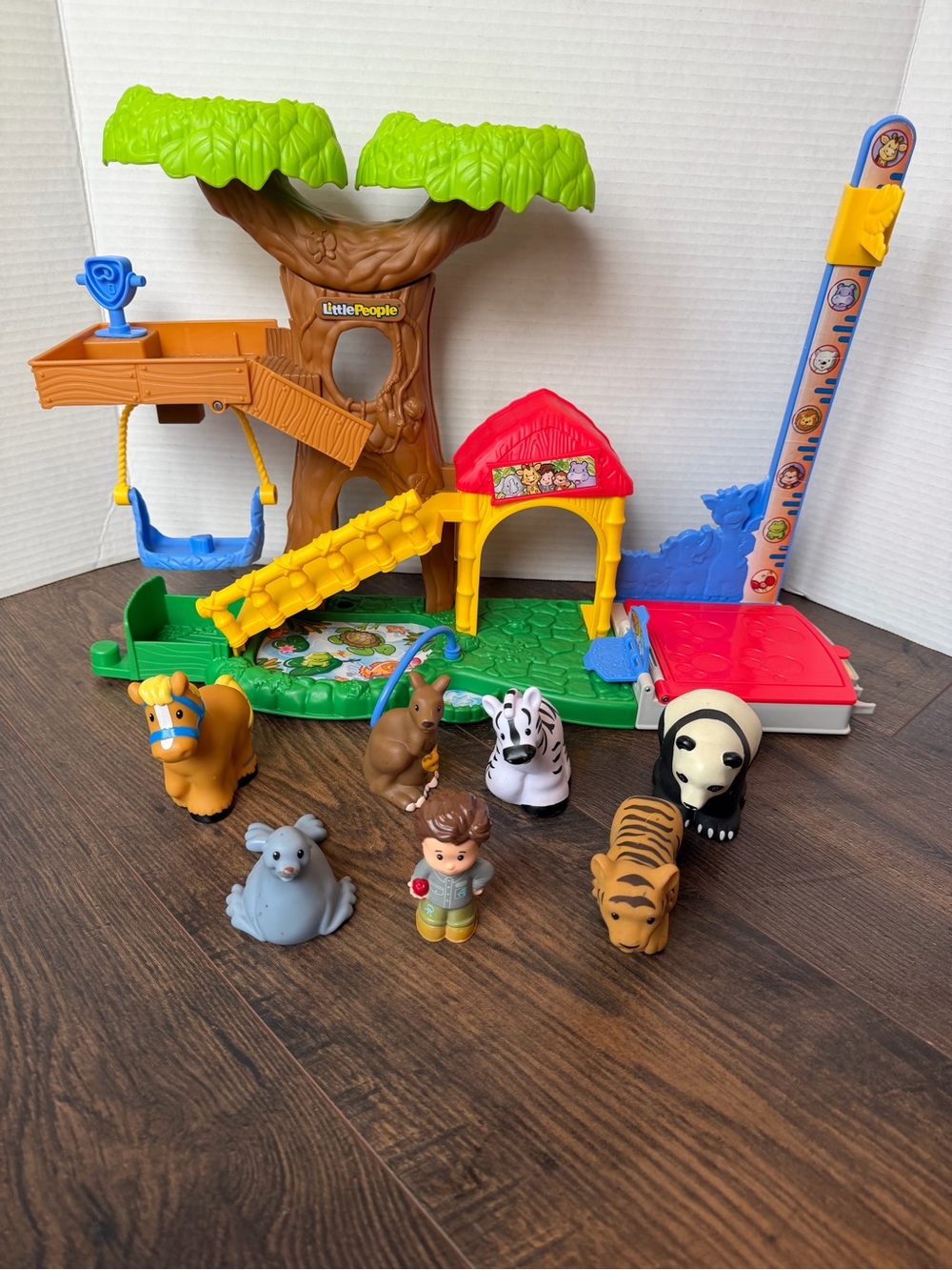Fisher-Price Little People Share & Care Safari Playset Treehouse with Animals - Picture 1 of 1
